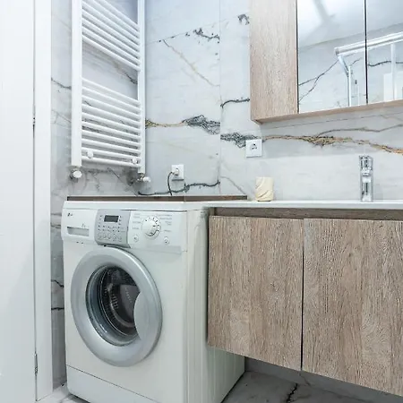 Luxury Downtown E1 Apartment *